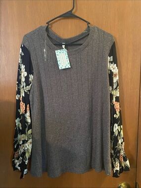 Hesed Women’s Gray Knit Top with Black Floral Sleeve Detail